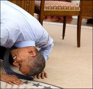 Για χάρη της ο Ομπάμα έπεσε στα πατώματα – ΦΩΤΟ