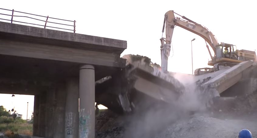Εντυπωσιακή κατεδάφιση της γέφυρας στον κόμβο του Ρίου – ΒΙΝΤΕΟ