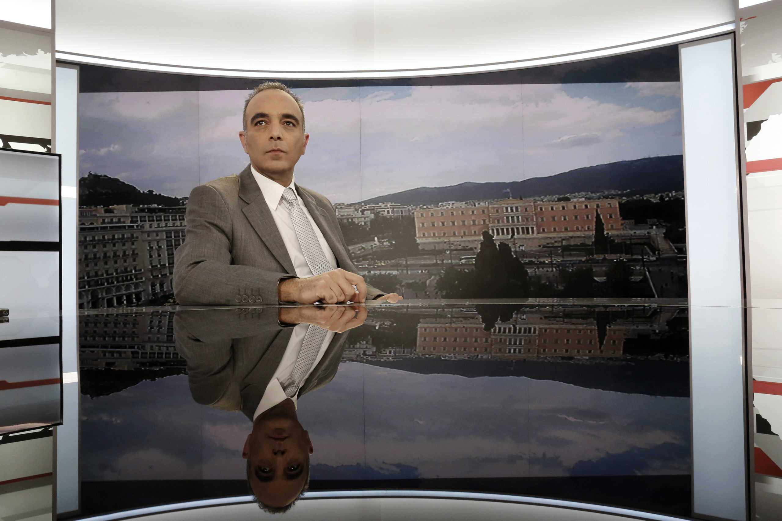 Οι τελευταίες ετοιμασίες πριν το πρώτο δελτίο της ΕΡΤ – ΦΩΤΟ