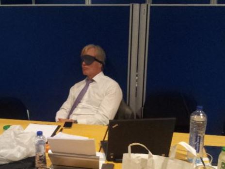 Ο ανταποκριτής στις Βρυξέλλες με την… μάσκα ύπνου – ΦΩΤΟ