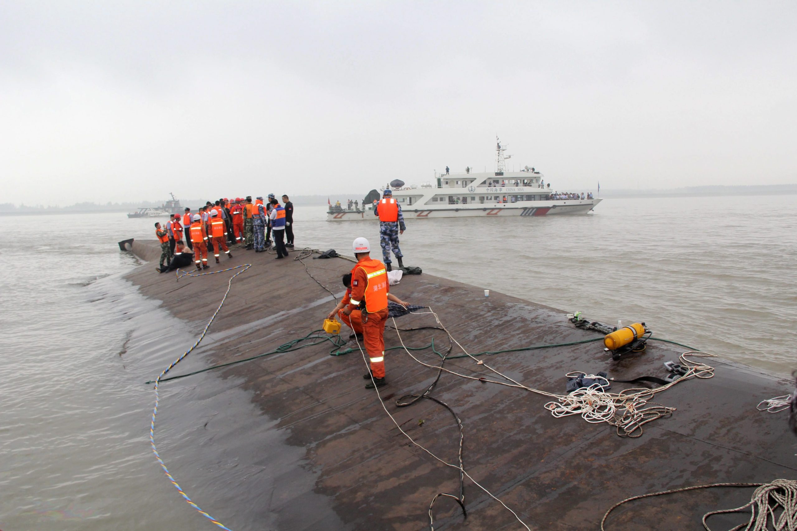 Κίνα- 65 νεκροί έχουν ανασυρθεί από το ναυάγιο στον ποταμό Γιανγκτσέ