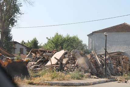Κατεδαφίστηκε το σπίτι του Μενέλαου Λουντέμη – ΦΩΤΟ