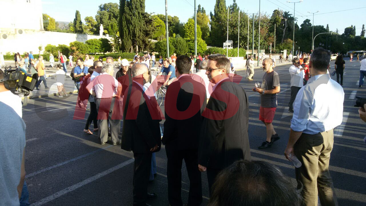 Στη συγκέντρωση με τα… κοστούμια – ΤΩΡΑ – ΦΩΤΟ