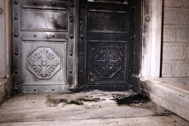 Εμπρησμός σε ορθόδοξη εκκλησία στην Κωνσταντινούπολη – ΦΩΤΟ
