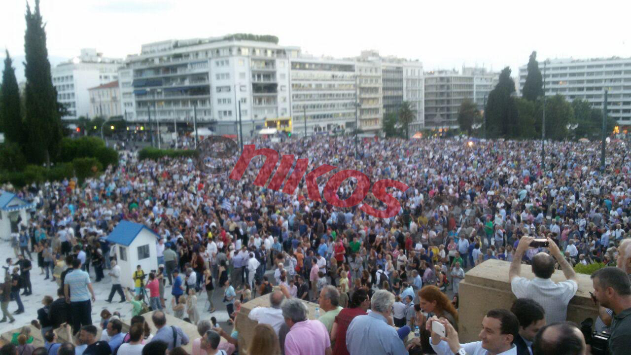 “Πλημμύρισε” από διαδηλωτές το Σύνταγμα – ΦΩΤΟ