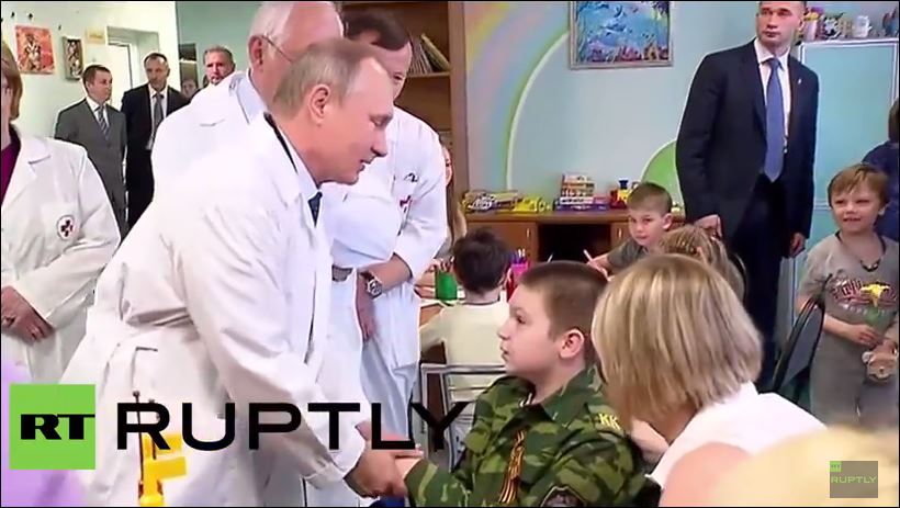 Ο Πούτιν με ιατρική ρόμπα και το δώρο ενός μικρού ασθενή – ΒΙΝΤΕΟ