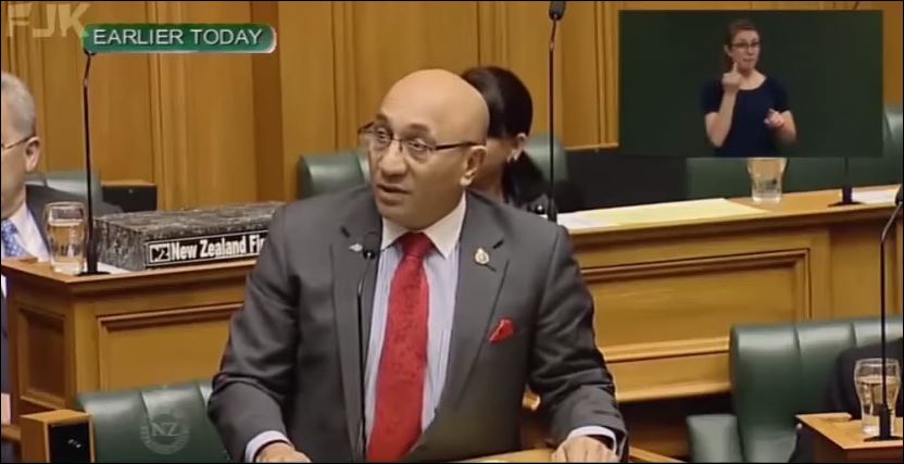 H διερμηνέας που… πρόδωσε τον βουλευτή – ΒΙΝΤΕΟ