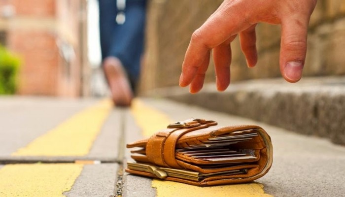 Τι θα έκανες εάν έβρισκες 7.500 ευρώ στο δρόμο;