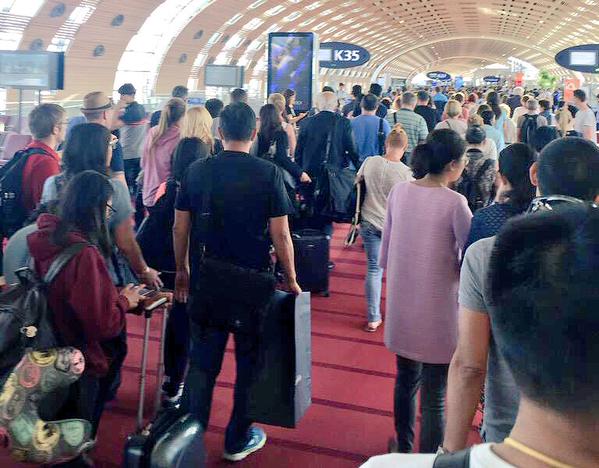 Eκκενώνεται το αεροδρόμιο Σαρλ ντε Γκωλ λόγω απειλής για βόμβα – ΤΩΡΑ