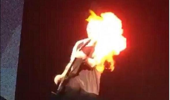 Σοκ επί σκηνής – Κιθαρίστας πήρε φωτιά από πυροτεχνήματα – ΒΙΝΤΕΟ