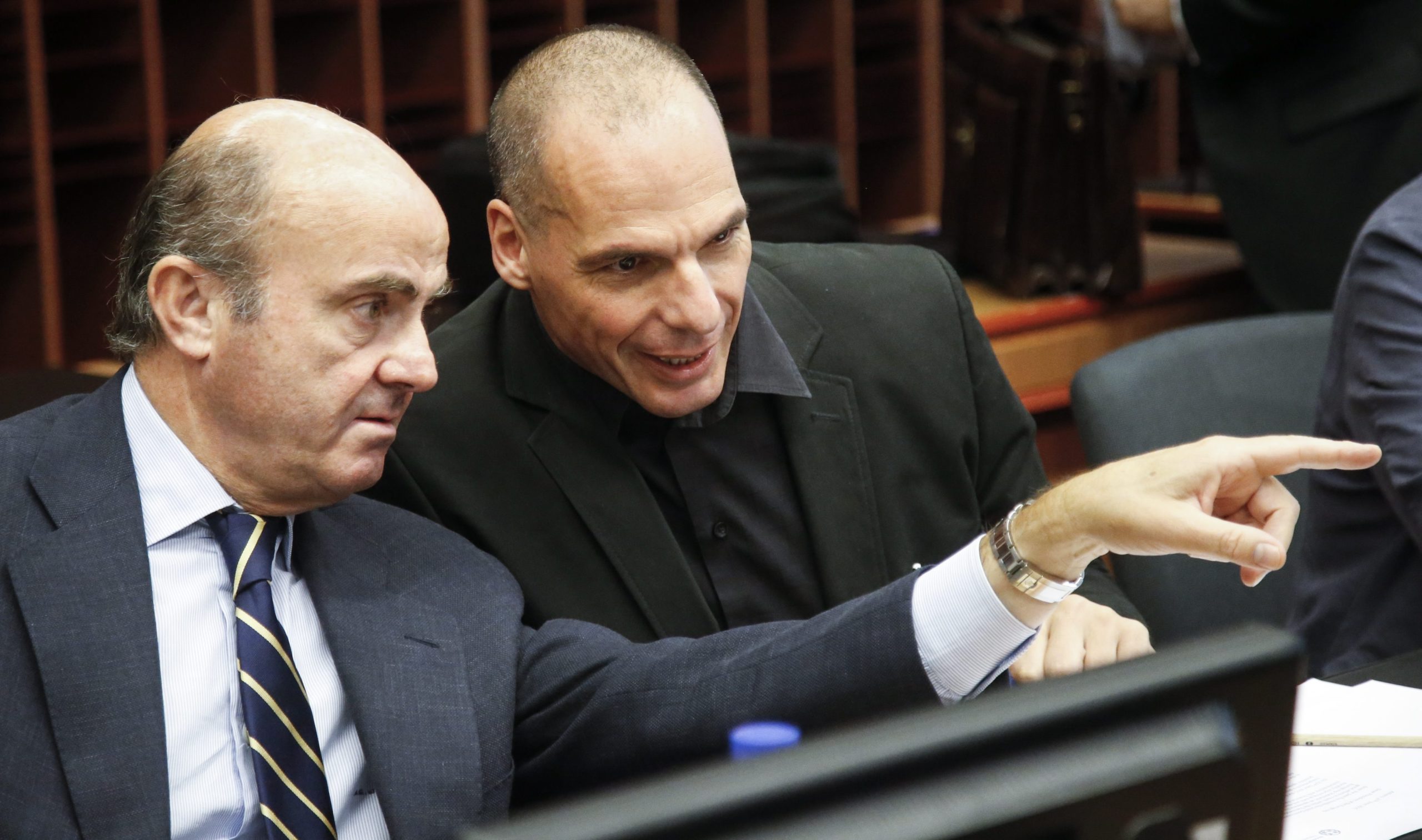 Τι δείχνει ο Ντε Γκίντος στον Βαρουφάκη; – ΦΩΤΟ
