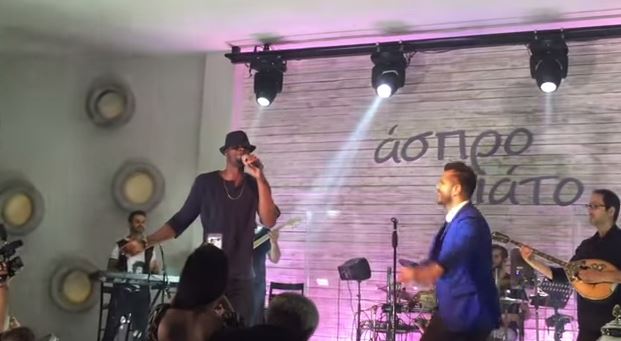 Ο Πέτγουεϊ τραγουδάει “Κοριτσάρα μου για σένα όλα τα λεφτά” – ΒΙΝΤΕΟ