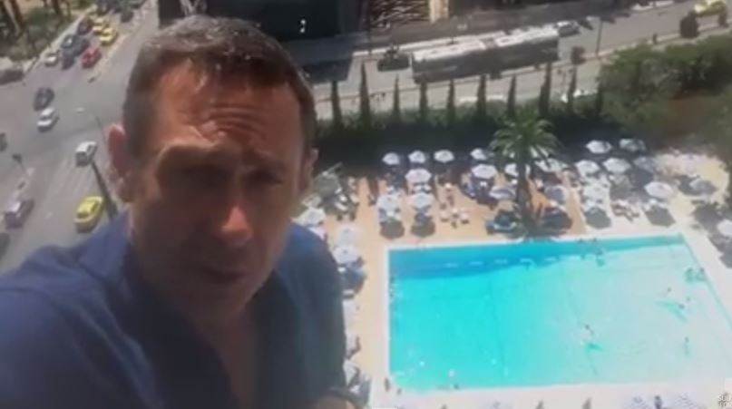 Ο Πολ Μέισον μιλάει για την Ελλάδα με φόντο μια…πισίνα – ΒΙΝΤΕΟ
