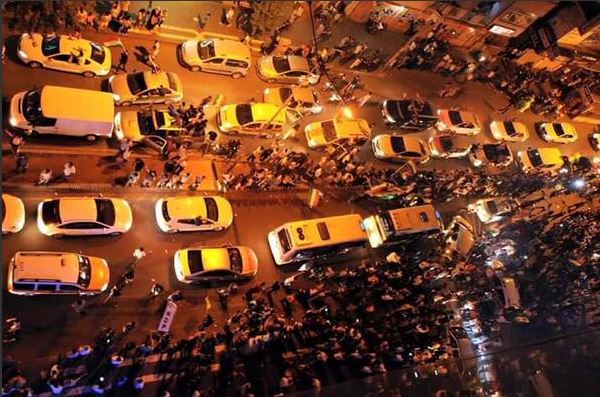 Στους δρόμους χιλιάδες Κούρδοι στο Ντιγιάρμπακιρ – ΦΩΤΟ