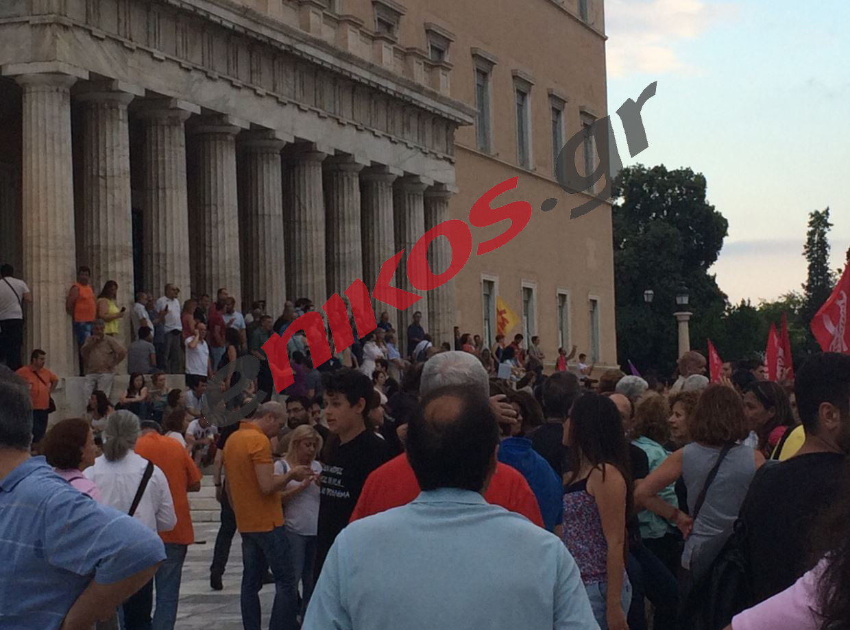 Στο περιστύλιο της Βουλής οι διαδηλωτές – ΦΩΤΟ – ΤΩΡΑ