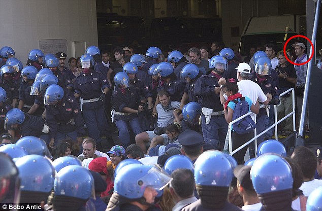 Σφοδρή επίθεση της Daily Mail στον Τσίπρα με φωτογραφίες από τη Γένοβα