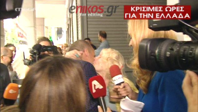 Γυναίκα φίλησε τον Βαρουφάκη – ΒΙΝΤΕΟ