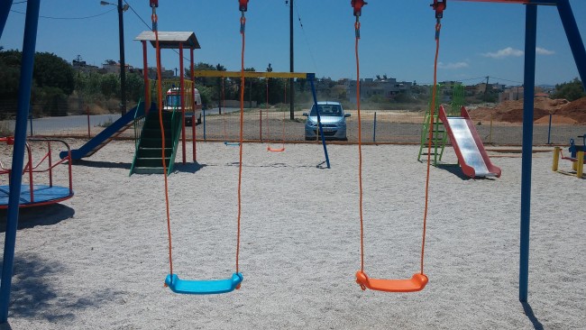 Έκλεψαν κούνιες από… παιδική χαρά