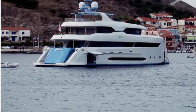 Πλωτό “διαστημόπλοιο” στο λιμάνι της Μύρινας – ΦΩΤΟ