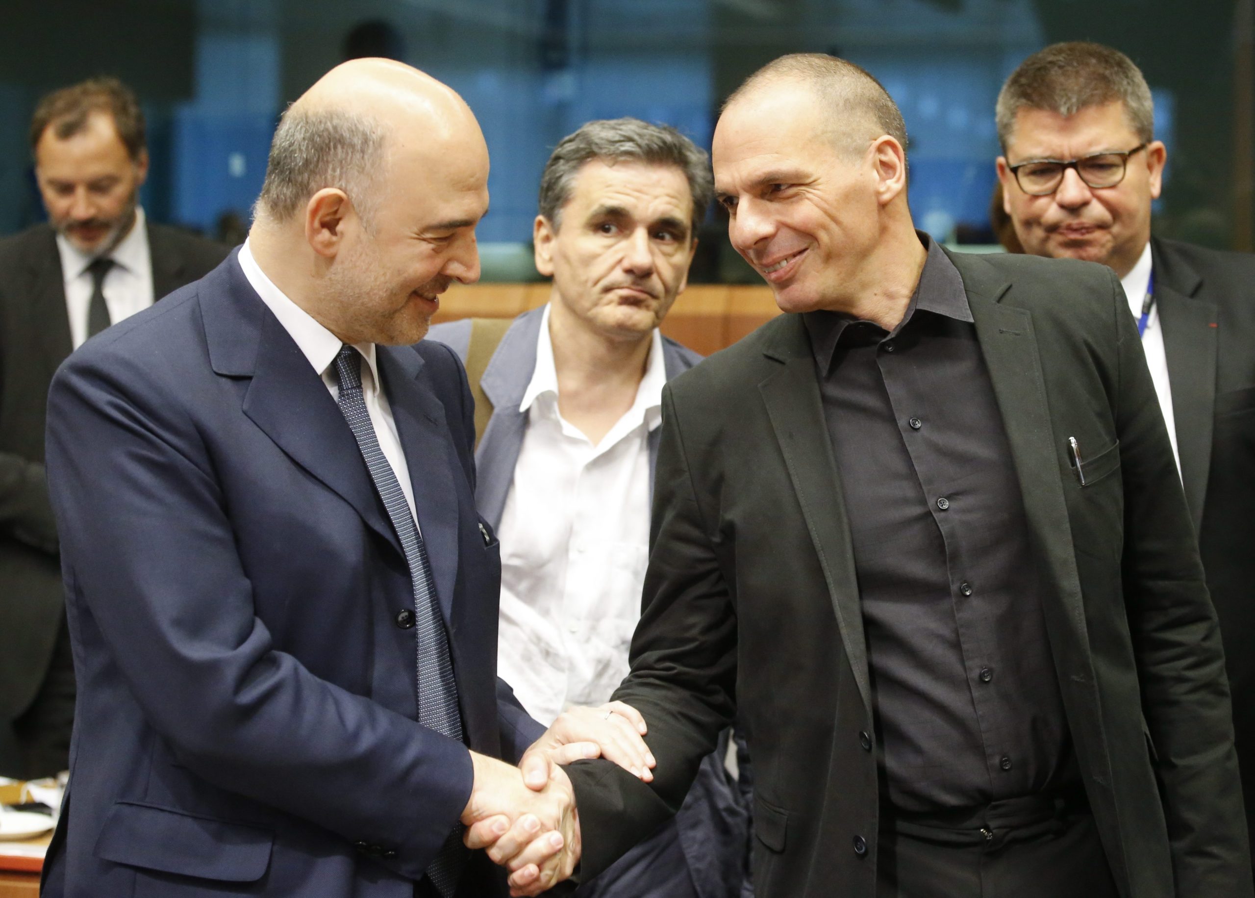 Η χειραψία Βαρουφάκη – Μοσκοβισί στο Eurogroup – ΦΩΤΟ