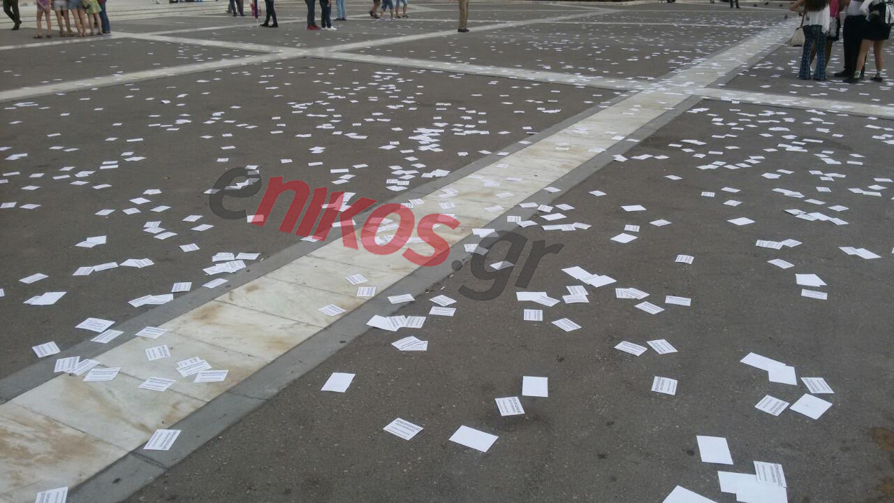 Φέιγ βολάν στο Σύνταγμα: “Γερμανοτσολιάδες – Σύντομα θα λογαριαστούμε” – ΦΩΤΟ