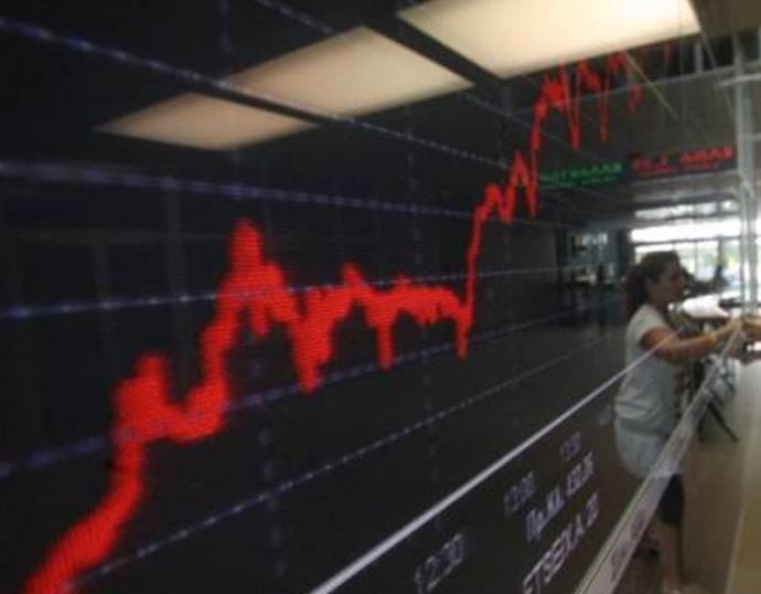 Ελεύθερη πτώση στο χρηματιστήριο με τα μάτια στη Βουλή