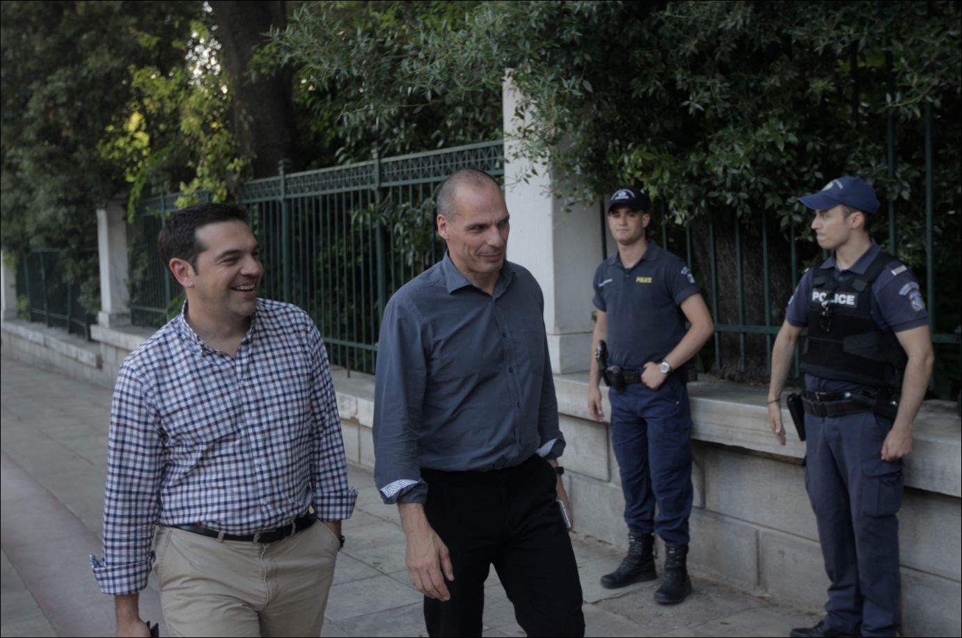 Ο περίπατος Τσίπρα – Βαρουφάκη – ΒΙΝΤΕΟ