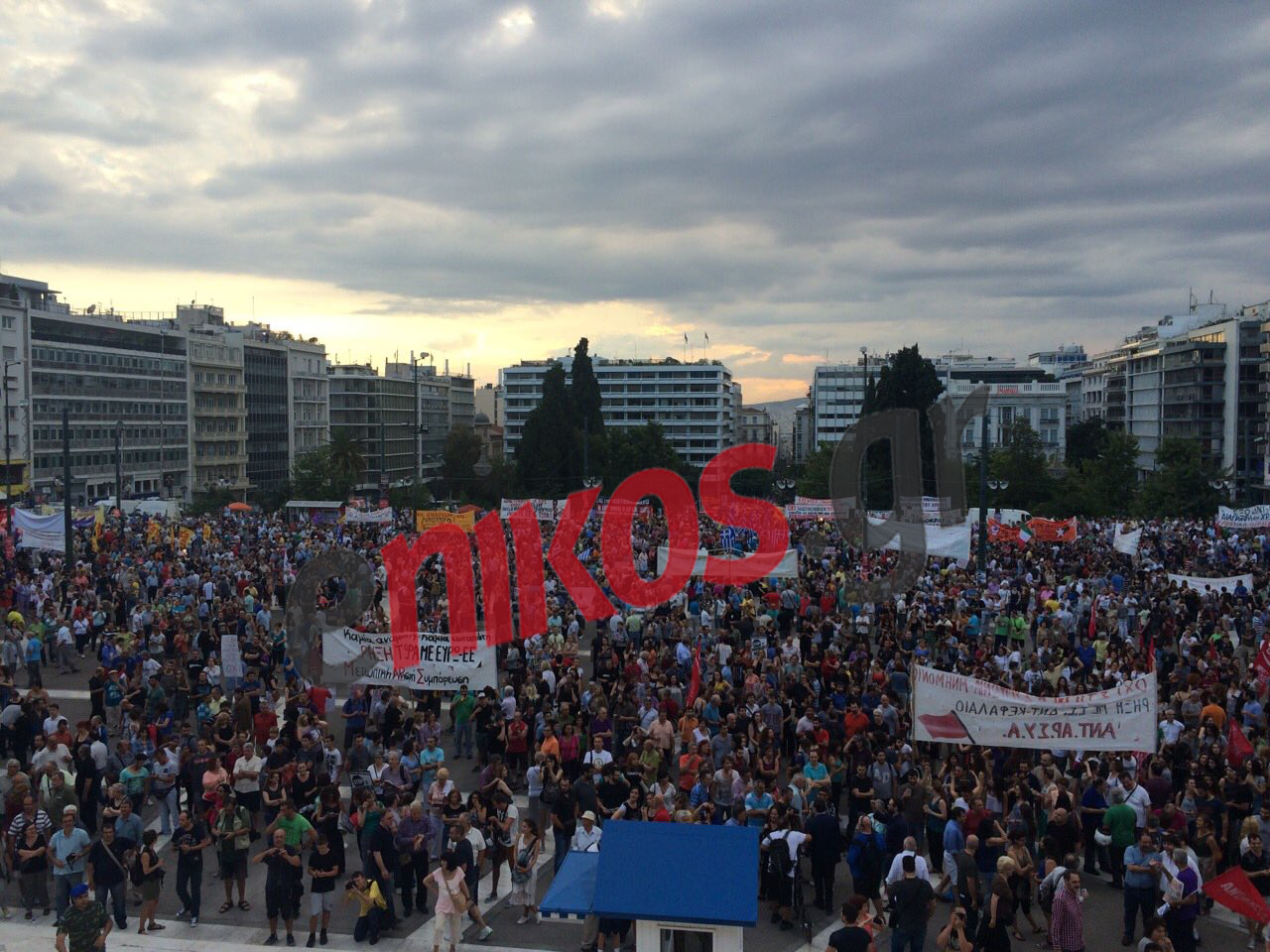 Χιλιάδες διαδηλωτές στο Σύνταγμα – ΦΩΤΟ – ΤΩΡΑ