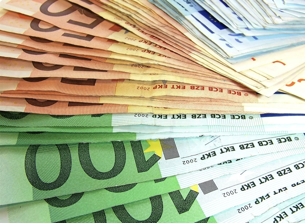 Ζητούν 1 δισ. ευρώ από το “κούρεμα” στα ομόλογα