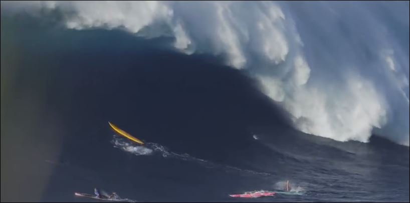 Γιγαντιαίο κύμα “καταπίνει” δεκάδες σέρφερ – ΒΙΝΤΕΟ