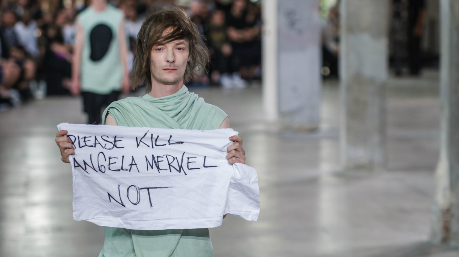 Μοντέλο διαμαρτύρεται κατά της Μέρκελ – ΦΩΤΟ