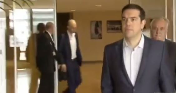 Από λεπτό σε λεπτό ξεκινά η συνάντηση του Τσίπρα με τους Θεσμούς – ΒΙΝΤΕΟ