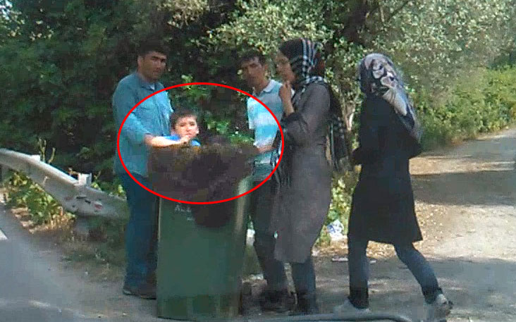 Μετανάστες βάζουν τα παιδιά τους σε σκουπιδοτενεκέδες – ΒΙΝΤΕΟ