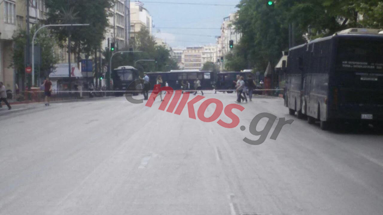 Φραγμός της αστυνομίας στην Πανεπιστημίου – ΦΩΤΟ – ΤΩΡΑ