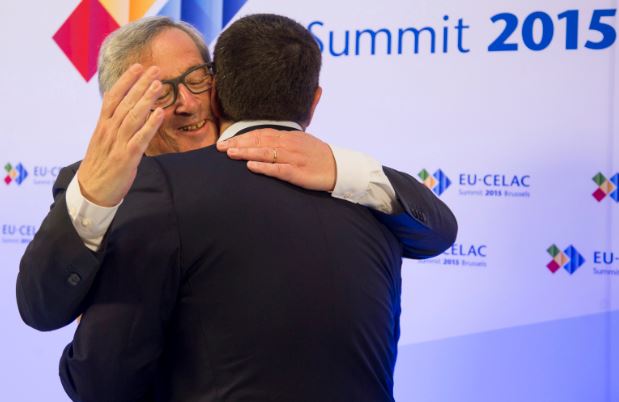 Η αγκαλιά του Γιούνκερ στον Τσίπρα – ΦΩΤΟ