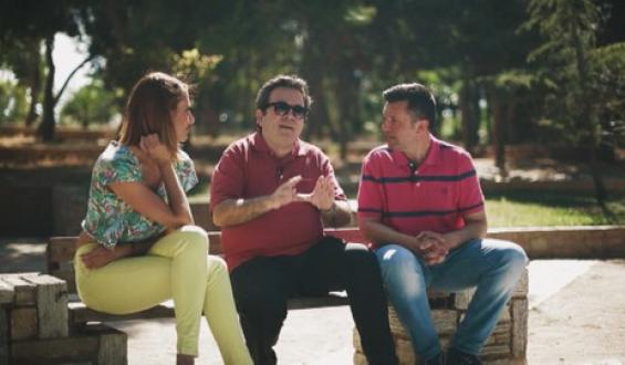 “Στη γειτονιά μας”- Ο Μάρκος και η Φωτεινή πάνε… πλατεία