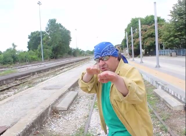 Ο “εξολοθρευτής φιδιών” ξαναχτυπά – ΒΙΝΤΕΟ