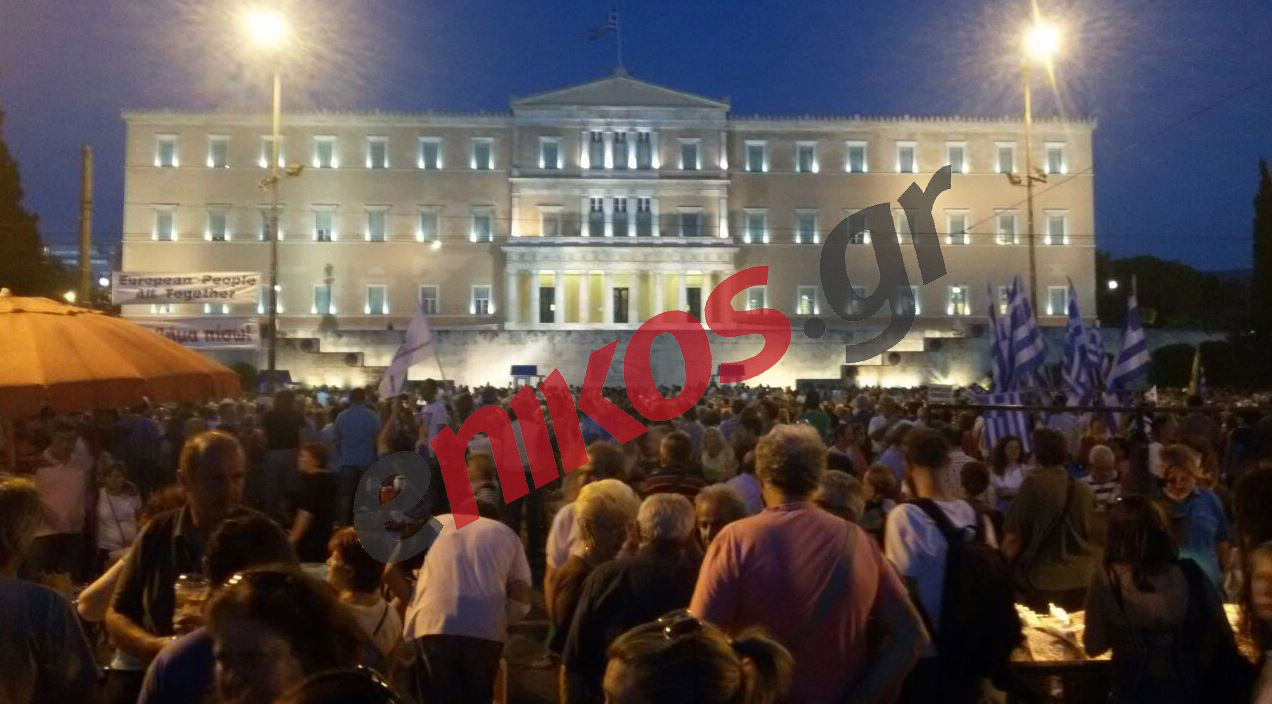 “Πλημμύρισε” από κόσμο το Σύνταγμα – ΦΩΤΟ