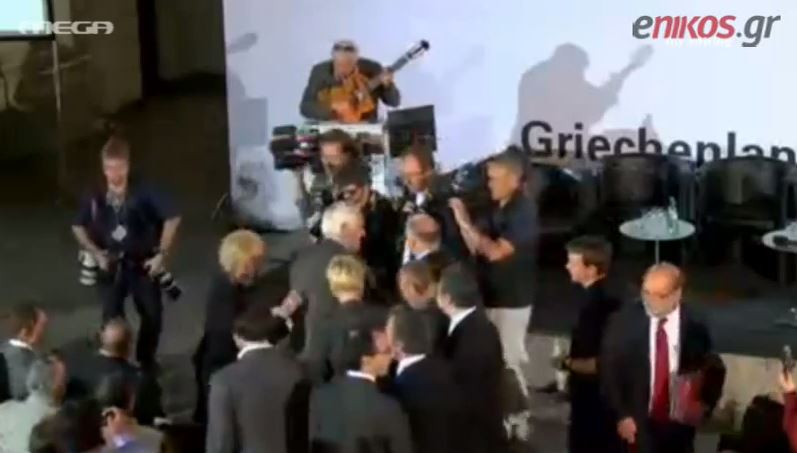 Με τραγούδι του Μίκη Θεοδωράκη υποδέχτηκαν τον Βαρουφάκη στο Βερολίνο – ΒΙΝΤΕΟ