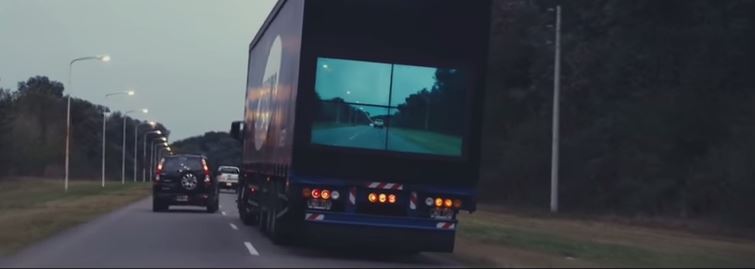 Οθόνη σε νταλίκα δείχνει αν μπορείτε να προσπεράσετε- ΒΙΝΤΕΟ