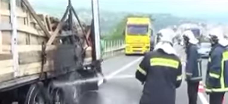 ΒΙΝΤΕΟ – ΦΩΤΟ από την νταλίκα που τυλίχθηκε στις φλόγες