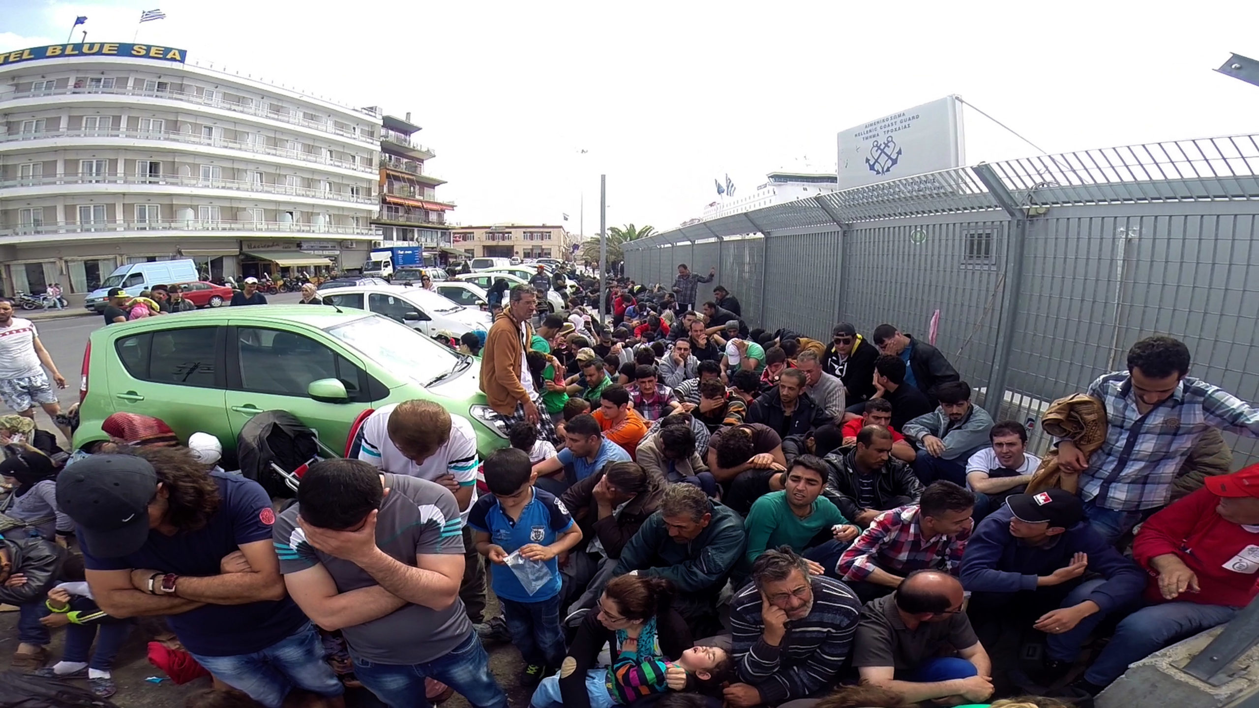 Εκρηκτική η κατάσταση στο λιμάνι της Μυτιλήνης με εκατοντάδες μετανάστες – ΦΩΤΟ