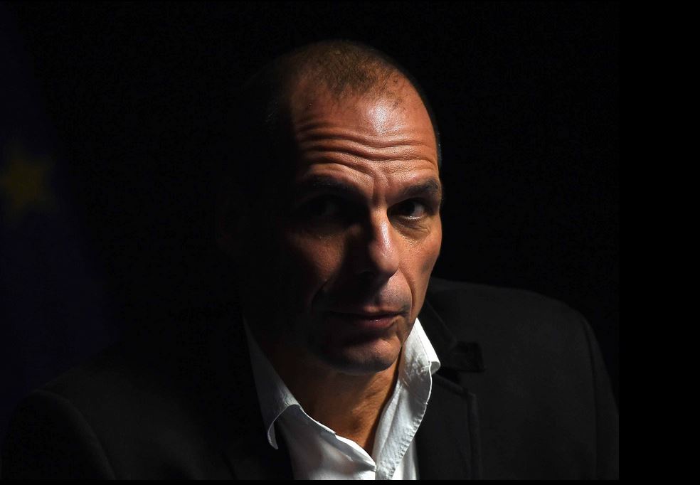 Διαψεύδει ο Βαρουφάκης ότι οι θεσμοί δεν δέχθηκαν την υπογραφή του