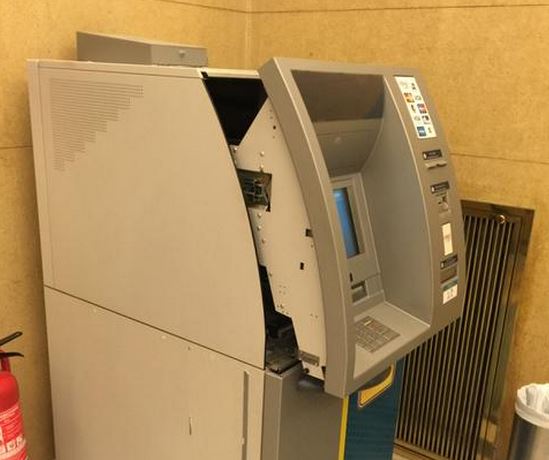 Η φωτογραφία του Άδωνι με το ΑΤΜ της Βουλής