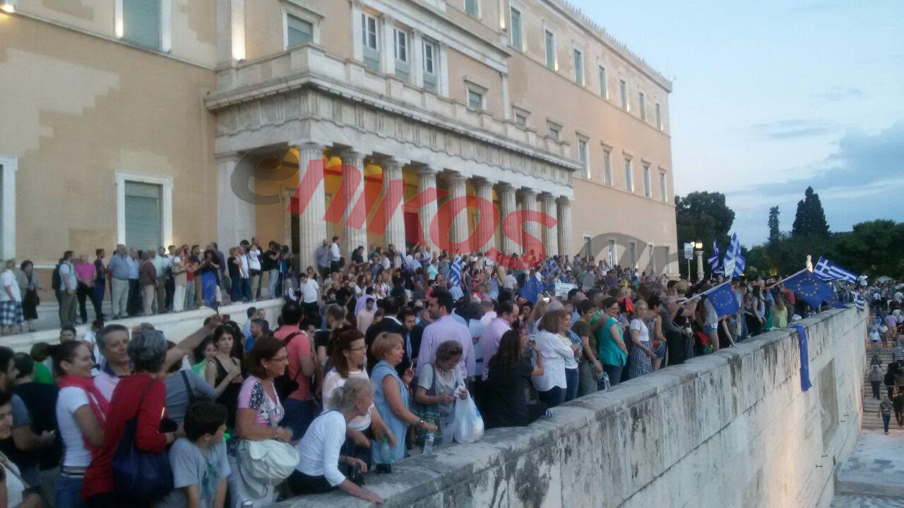 Στο περιστύλιο της Βουλής οι διαδηλωτές – ΦΩΤΟ