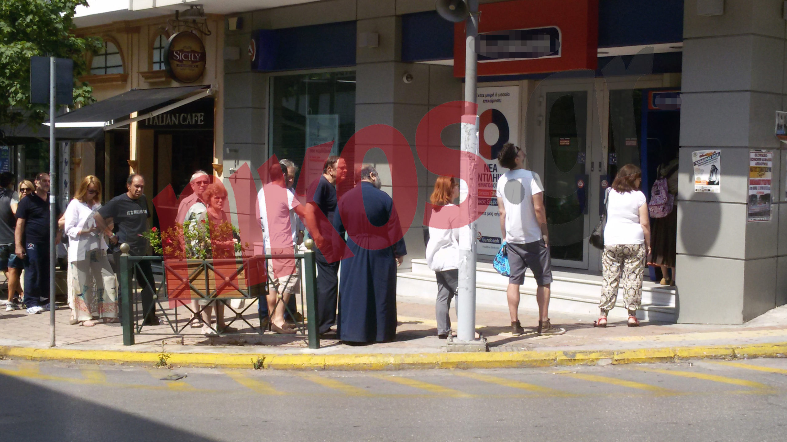 Μεγάλωσαν οι “ουρές” στα ΑΤΜ – ΦΩΤΟ αναγνωστών