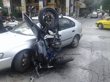 Σφοδρή σύγκρουση μηχανής με ΙΧ στην Ομόνοια – ΦΩΤΟ