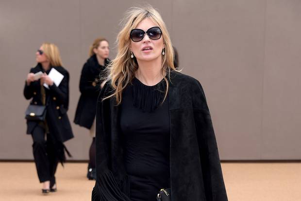 Αστυνομικοί κατέβασαν την Κέιτ Μος από το αεροπλάνο