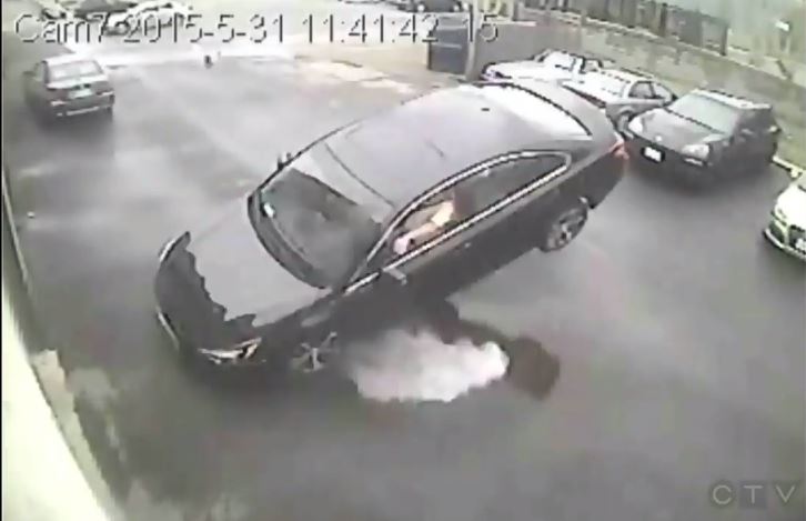 Αυτοκίνητο “πέταξε” και προσγειώθηκε σε τοίχο – ΒΙΝΤΕΟ