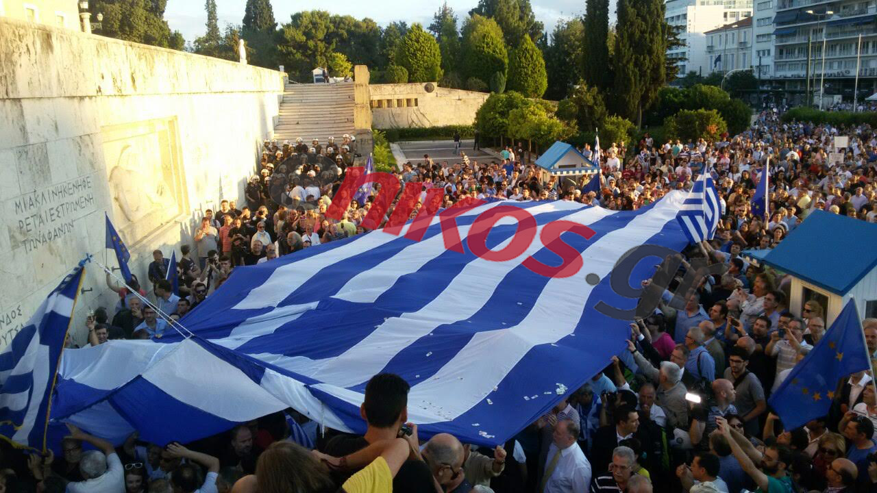 Γιγαντιαία ελληνική σημαία μπροστά από τη Βουλή – ΦΩΤΟ